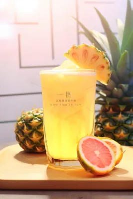 菠萝汁西柚果汁果茶饮料摄影图
