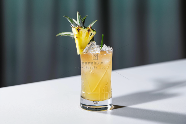 菠萝冰镇饮料汽水摄影图