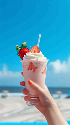 夏天阳光蓝天白云草莓饮料饮品果汁，清新摄影图