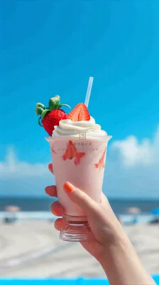 夏天阳光蓝天白云草莓饮料饮品果汁，清新摄影图