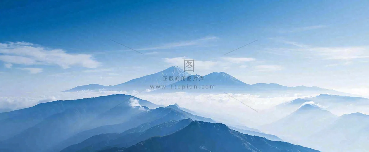 雪山山脉云层云端意境冰山,自然风景冬天蓝天白云摄影图