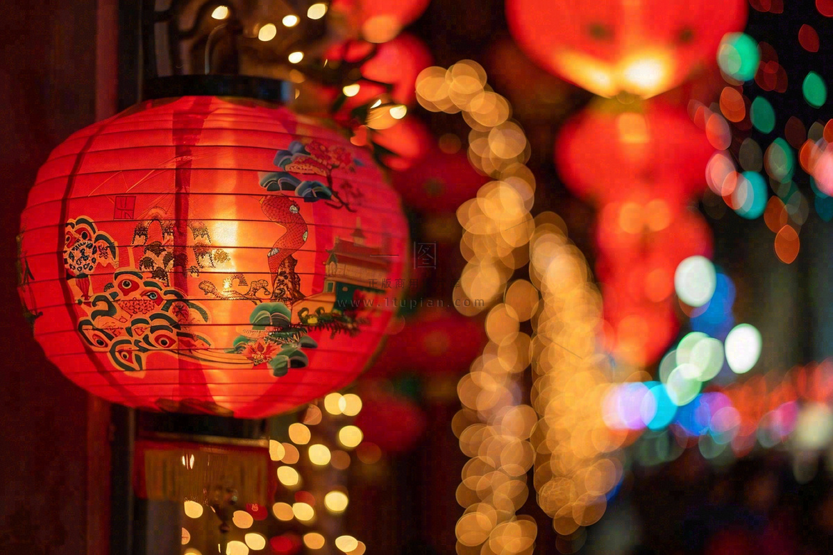 新春新年街上红灯笼热闹节日庆祝摄影图