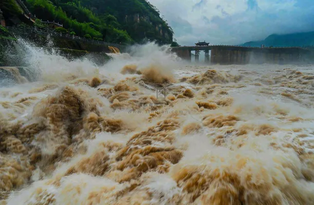 洪水自然灾害防洪预警摄影图