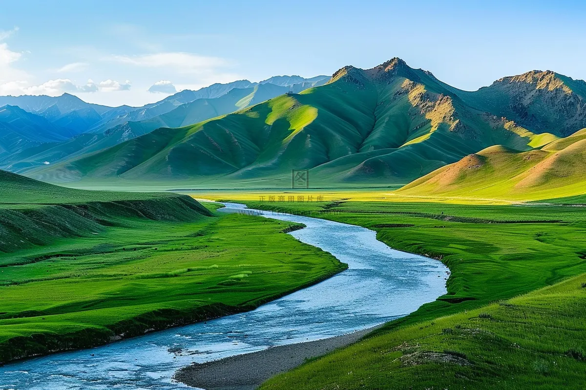 高山草原山涧河流湿地摄影图