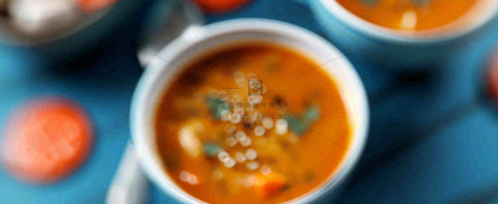 西餐汤类罗宋汤海鲜汤美食餐具摄影图