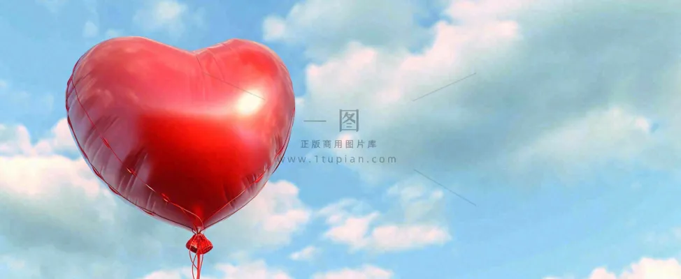 蓝天白云红色爱心气球情人节浪漫爱情摄影图