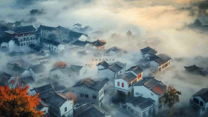 江南风景屋檐瓦舍雾村庄山林摄影图