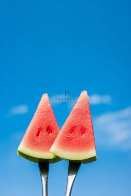 叉子西瓜美食清爽天空蓝色背景