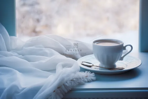 冬季静物热咖啡毛巾在窗台和窗外的雪景摄影图