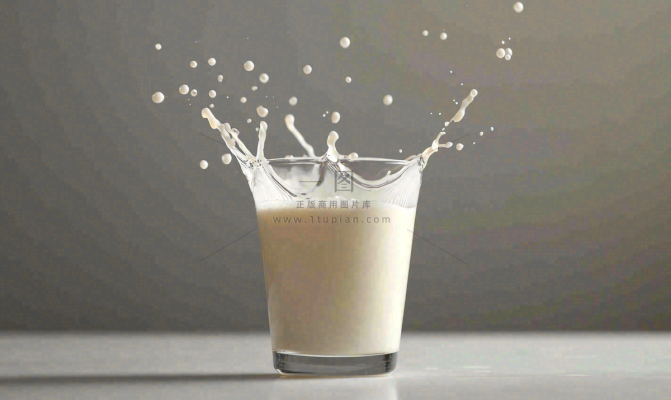 白色的牛奶飞溅摄影图