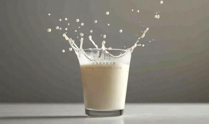 白色的牛奶飞溅摄影图