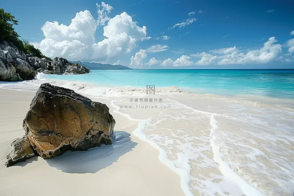 夏日海滩礁石蓝色度假摄影图