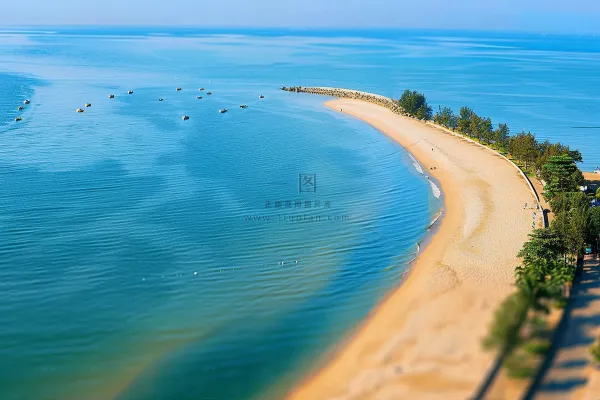 夏日海滩蓝色海洋度假摄影图