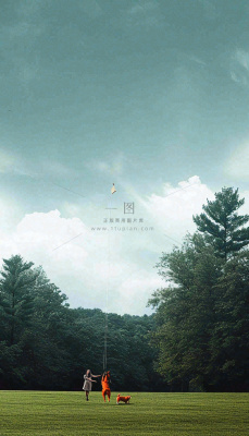 天空白云下的草坪放风筝，简约踏青春天摄影图