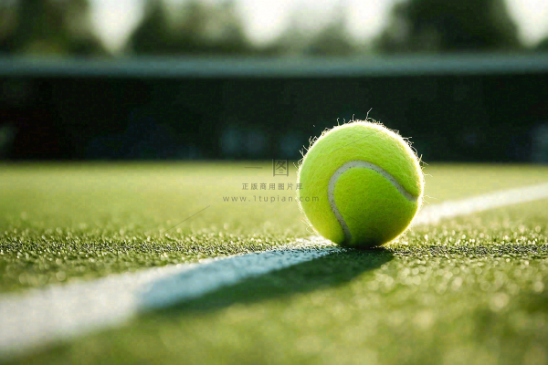 网球馆草地上的网球摄影图