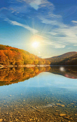 秋天蓝天阳光秋叶树木湖面水中倒影，秋分寒露摄影图