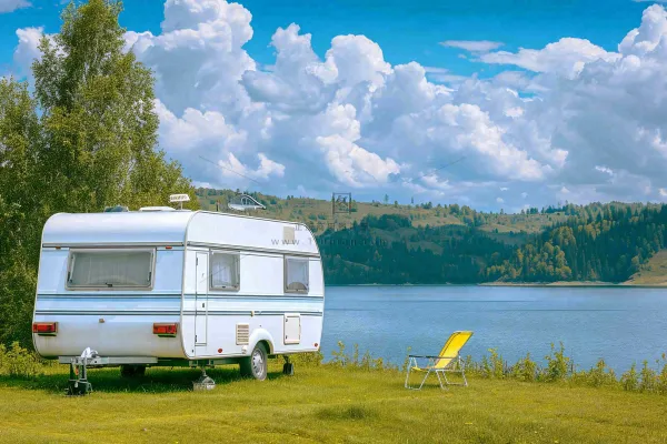 野外露营湖边停着一辆房车,野餐,春游摄影图 野外露营湖边停着一辆房车,野餐,春游摄影图