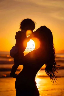 母亲节晚霞妈妈抱孩子温馨摄影图