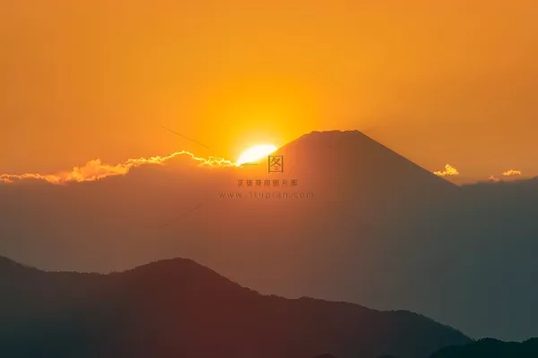 清晨日出朝霞云层山川摄影图