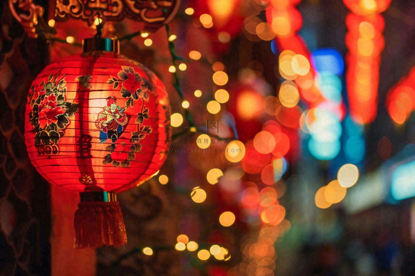 新春新年街上红灯笼热闹节日庆祝摄影图