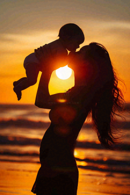 母亲节晚霞妈妈抱孩子温馨摄影图