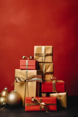 新年节日礼物红色礼盒摄影图