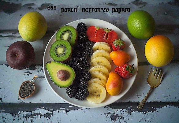 美食水果拼盘早餐沙拉咖啡，牛油果香蕉草莓奇异果果汁摄影图