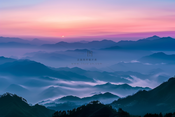 清晨日出朝霞云层山川摄影图