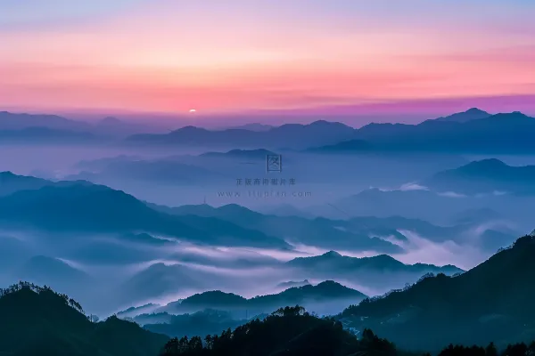 清晨日出朝霞云层山川摄影图