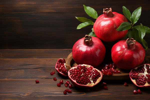 木板上的红石榴水果摄影图