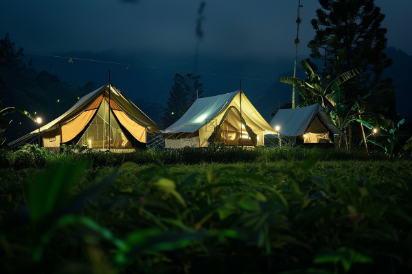 野外露营星空夜晚山顶的帐篷摄影图