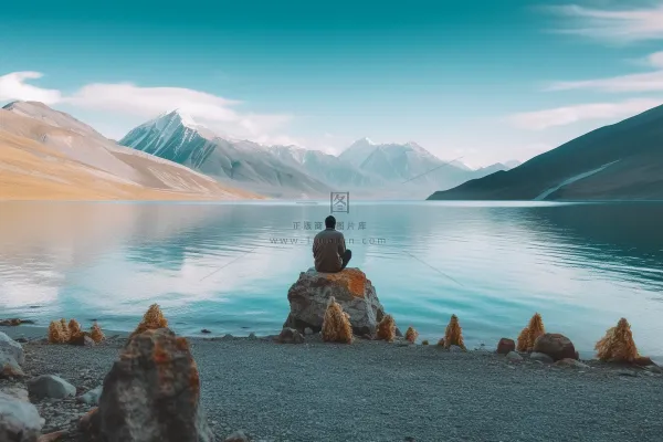 雪山下的湖泊大自然风光摄影图