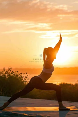 落日海边户外瑜伽健身运动训练，身心健康静心调理摄影图