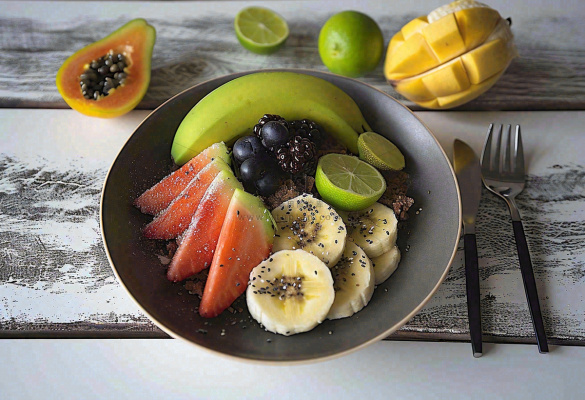 美食水果拼盘早餐沙拉咖啡，牛油果香蕉草莓奇异果果汁摄影图