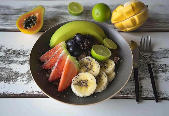 美食水果拼盘早餐沙拉咖啡，牛油果香蕉草莓奇异果果汁摄影图