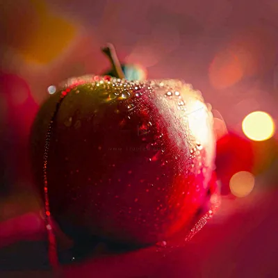 红苹果新鲜特写水珠，圣诞平安夜，水果美食，温馨摄影图