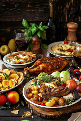 美食餐桌餐厅，烤肉披萨西餐水果红酒摄影图