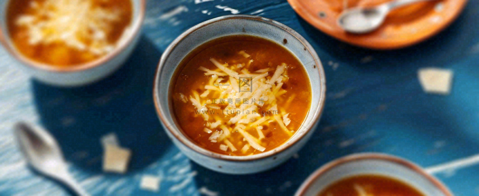 西餐汤类罗宋汤海鲜汤美食餐具摄影图