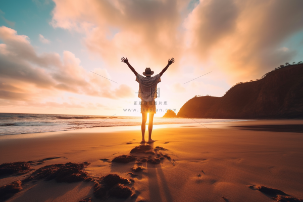 海边夕阳下的人拥抱大自然摄影图