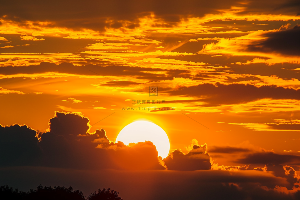 清晨日出朝霞云层山川摄影图