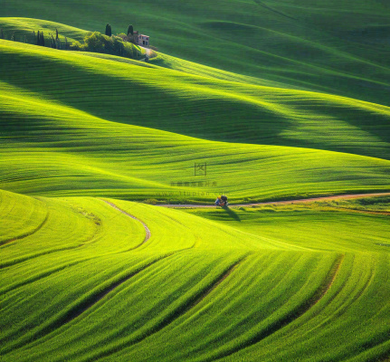 春天连绵山脉绿色草地郊游，清新惊蛰春分摄影图