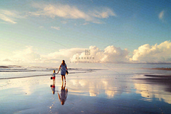 夏日海边沙滩妈妈和孩子散步母亲节温馨摄影图