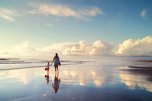 夏日海边沙滩妈妈和孩子散步母亲节温馨摄影图