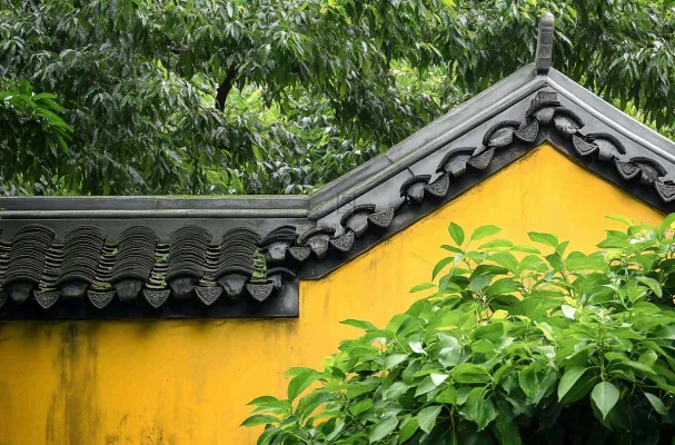 中式庭院屋檐绿植环境摄影图