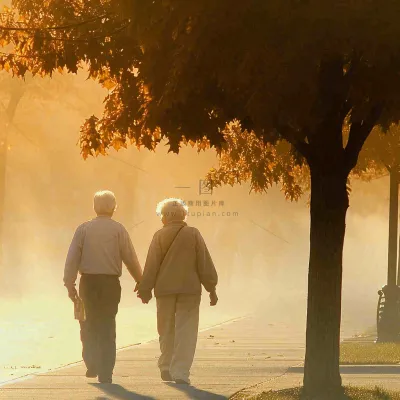 父母年长老人重阳节温馨落日背影