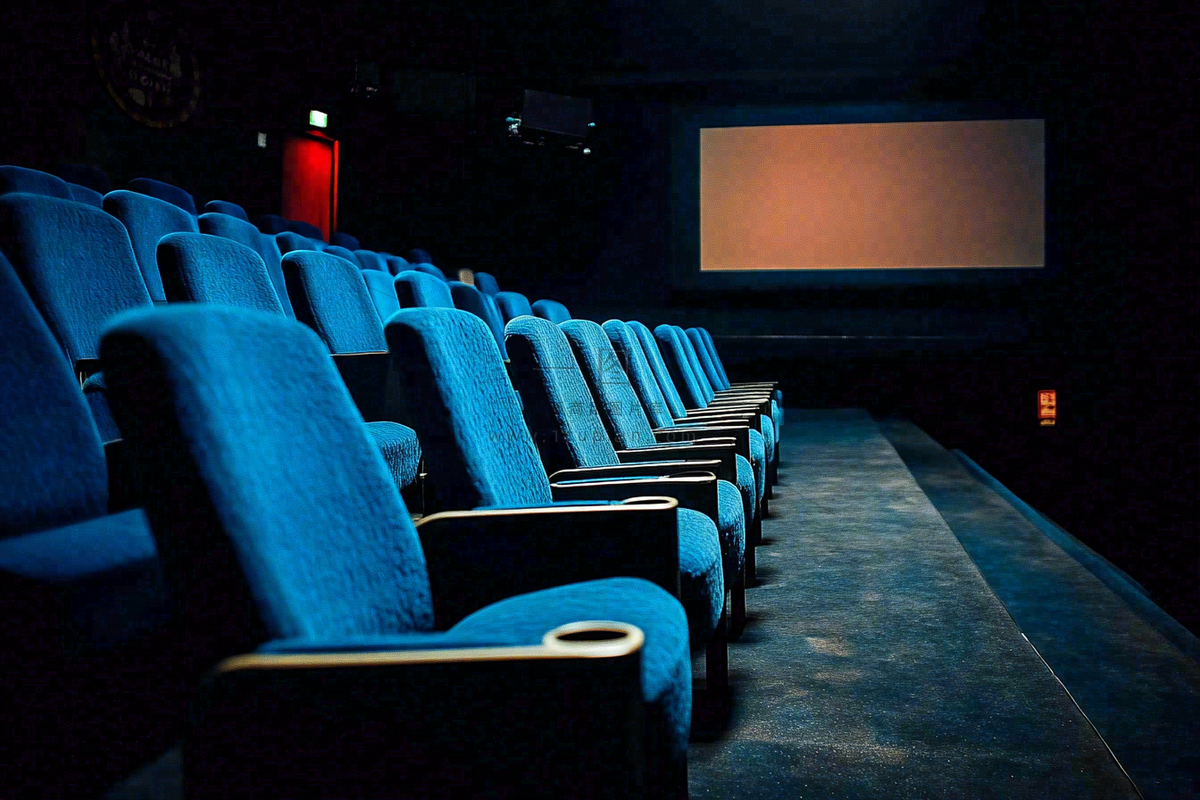 豪华电影院观影场景摄影图