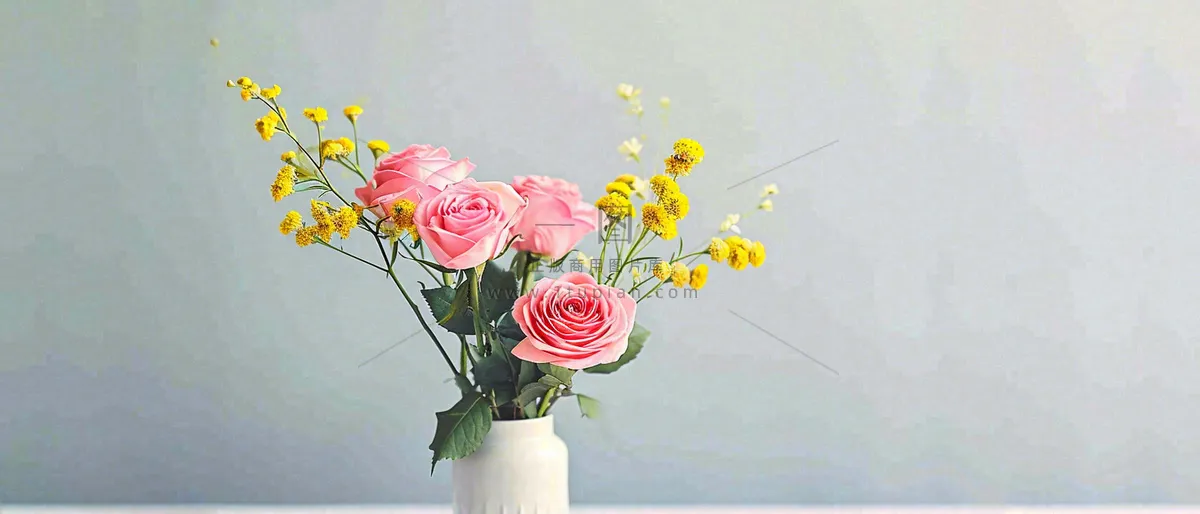 简约的墙面前有一瓶鲜花花束绿植,鲜艳清新新鲜室内装饰摄影图