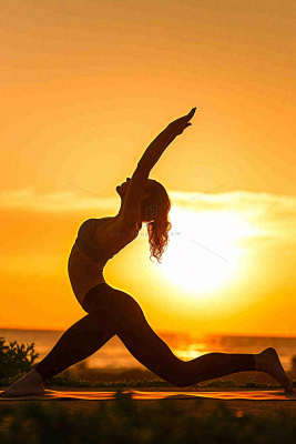 落日海边户外瑜伽健身运动训练，身心健康静心调理摄影图
