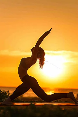 落日海边户外瑜伽健身运动训练，身心健康静心调理摄影图