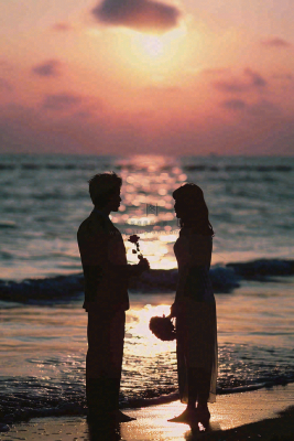浪漫夕阳晚霞海边情侣情人节七夕摄影图